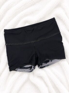 Lululemon Women’s Reversible Shorts | Size 2 | Black & Grey Print | Like New